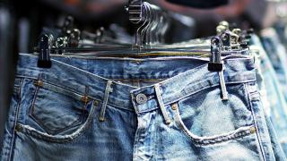 Какво да носите с дънки през пролетта на 2025 г.: 5 стилни опции за всеки ден