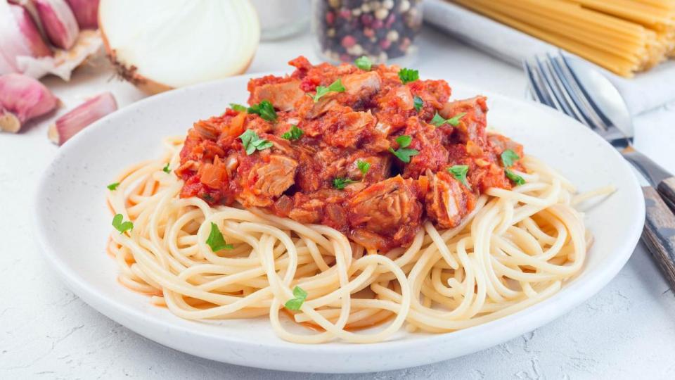 Обяд за 25 минути: Спагети с риба тон и доматен сос