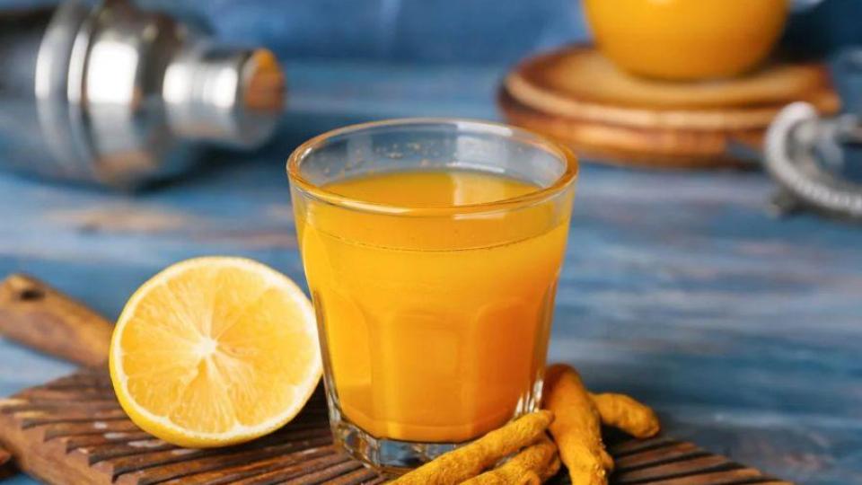 Това ще се случи, ако пиете вода с лимон и куркума всеки ден!