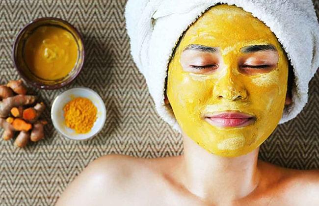 Подмладяваща маска с мед и куркума за сияйна кожа