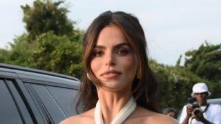 Палава рокля изигра лоша шега на красива моделка, видя й се всичко!  СНИМКИ 18+