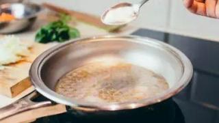 Как да изчистите загоряла тенджера без усилия – хитър трик със сода и оцет