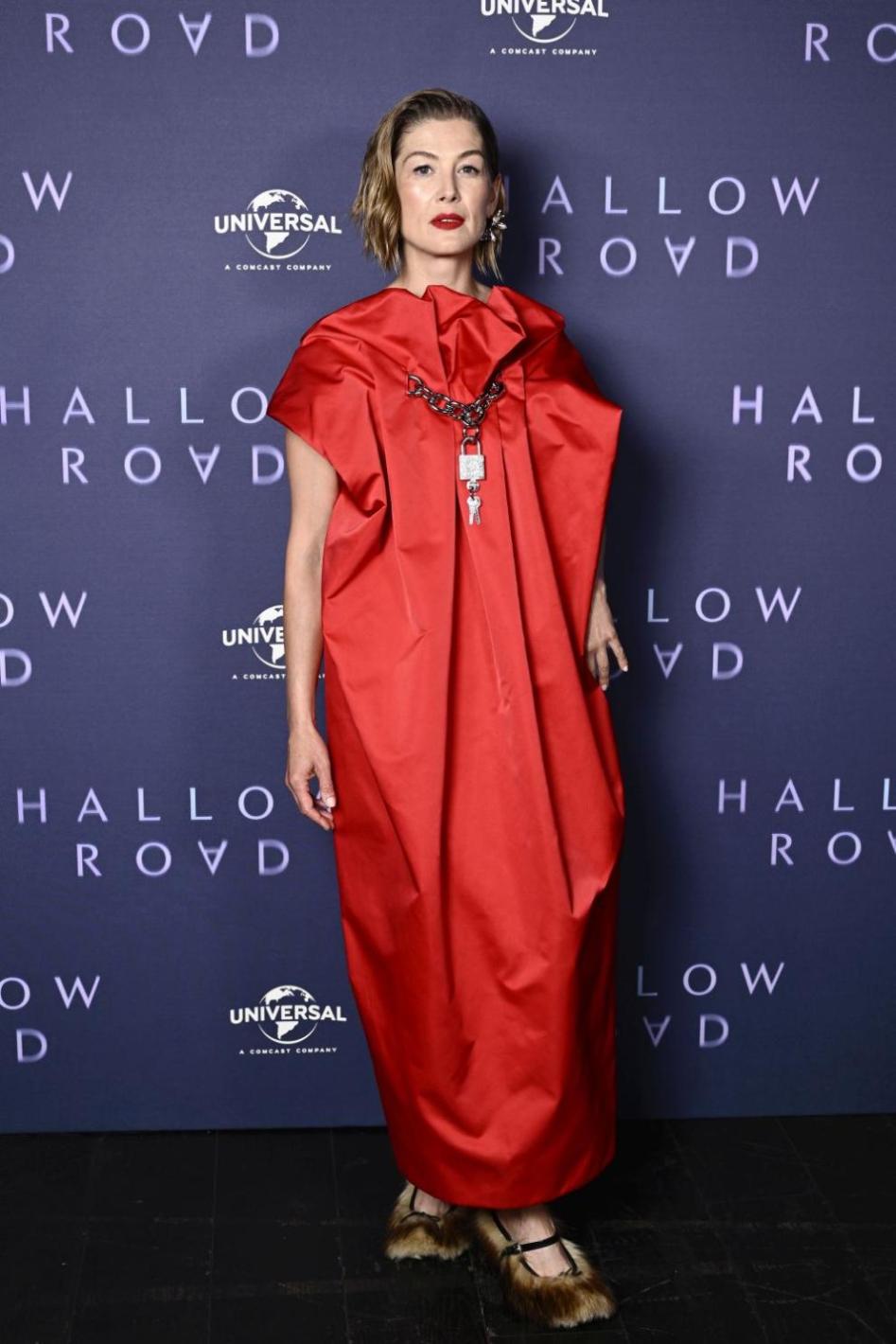 Потрес: Тази актриса се появи на червения килим с космати обувки СНИМКИ