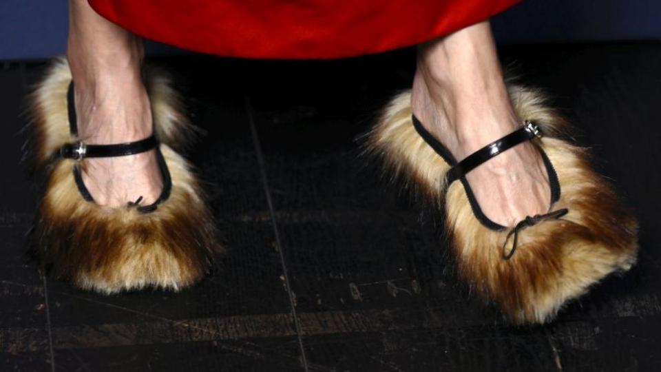 Потрес: Тази актриса се появи на червения килим с космати обувки СНИМКИ