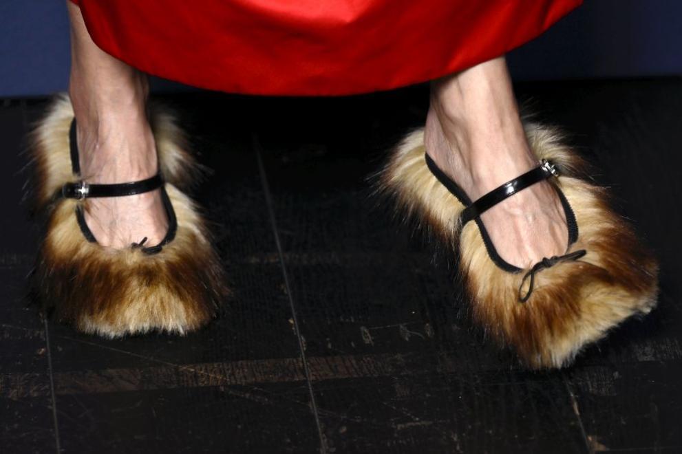 Потрес: Тази актриса се появи на червения килим с космати обувки СНИМКИ