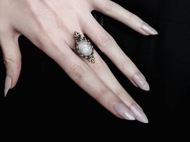 Опасна красота: Защо не трябва да носите винтидж бижута