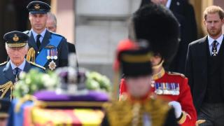 Шокиращи разкрития след погребението на Елизабета II: Как принц Хари и Уилям окончателно се разделиха! СНИМКИ