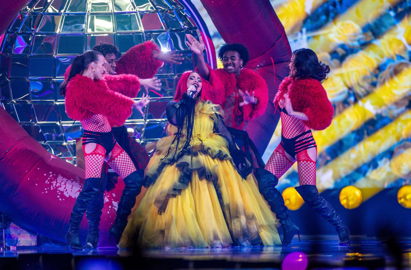 „Евровизия 2025“: Най-дръзките сценични визии – от леопардовия костюм до мистериозната бяла рокля