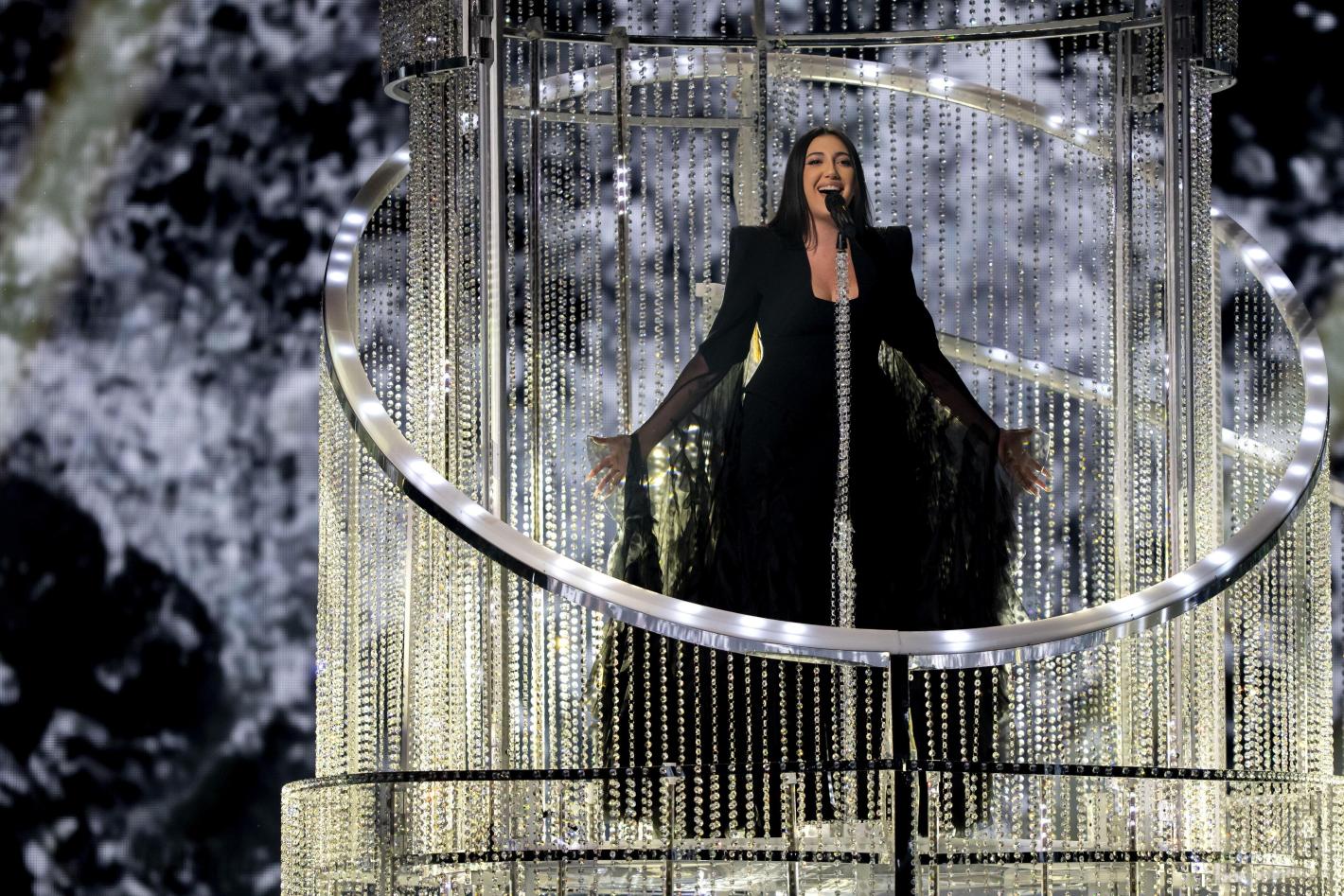 „Евровизия 2025“: Най-дръзките сценични визии – от леопардовия костюм до мистериозната бяла рокля