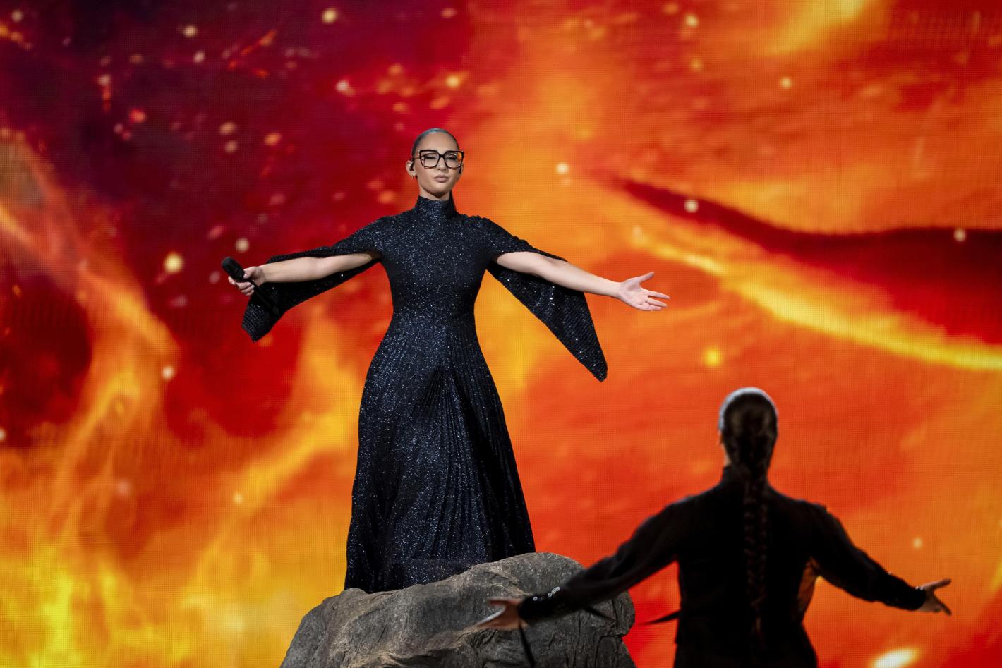 „Евровизия 2025“: Най-дръзките сценични визии – от леопардовия костюм до мистериозната бяла рокля