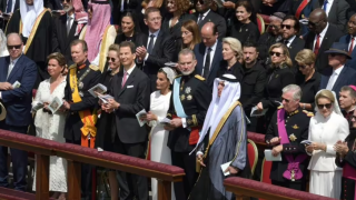 Защо кралица Летисия беше сред малкото жени в бяло на интронизацията на папа Лъв XIV