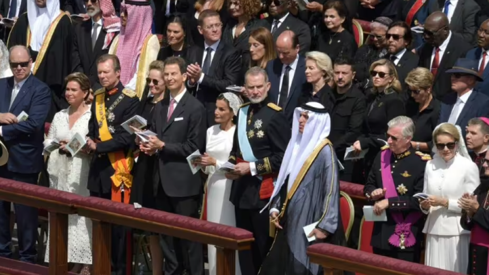 Защо кралица Летисия беше сред малкото жени в бяло на интронизацията на папа Лъв XIV