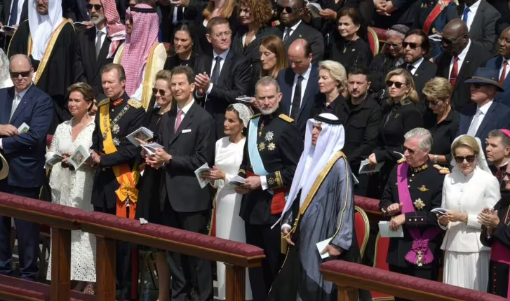 Защо кралица Летисия беше сред малкото жени в бяло на интронизацията на папа Лъв XIV