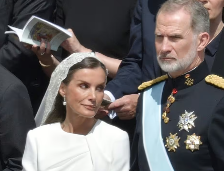 Защо кралица Летисия беше сред малкото жени в бяло на интронизацията на папа Лъв XIV