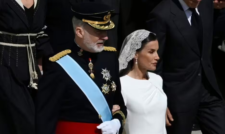 Защо кралица Летисия беше сред малкото жени в бяло на интронизацията на папа Лъв XIV