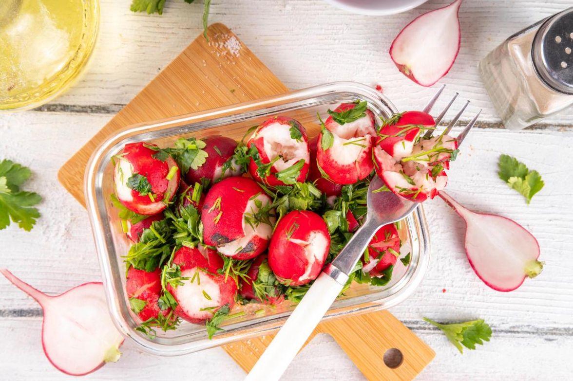 Хит салатата на лятото – „Натрошена репичка“