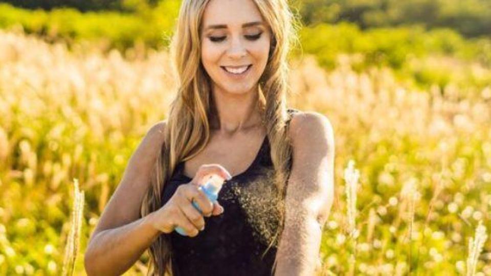 Тези цветове ще ви направят невидими за комарите