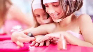Кога да кажем "да" на лака за нокти? Тайните на перфектния детски маникюр