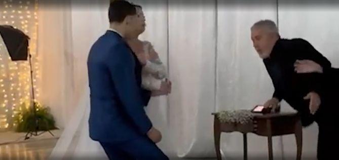 Младоженец видя булката, последвалото смрази всички Видео