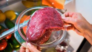 Ето къде да държите месото в хладилника, за да не се прецака