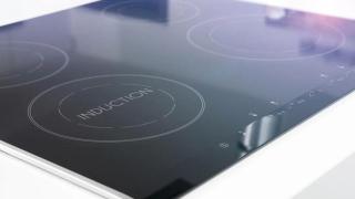 Ето как да почистите индукционен котлон бързо и ефективно