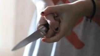 Булка заплаши да накълца мъжа си на парчета в първата брачна нощ, а после...