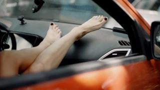 Мъж спипа жена си гола в колата на любовника й, последвалото е скандално