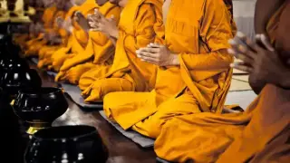 Скандал разтърси будисткия свят: Жена уличена в интимни връзки и изнудване на монаси в Тайланд