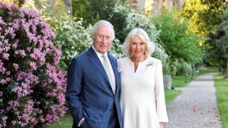 Първи кадри: Крал Чарлз и кралица Камила показаха своята нова коледна картичка! Ето какво послание крие снимката