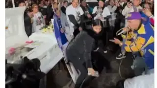 Е, не: Вдовица туърква върху ковчега на покойния си съпруг Видео 18+