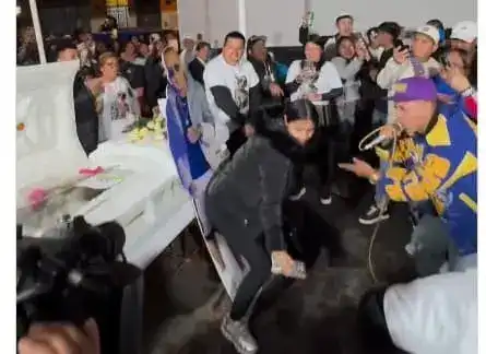 Е, не: Вдовица туърква върху ковчега на покойния си съпруг Видео 18+