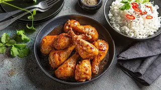 Сочни пилешки бутчета с медено-соев сос