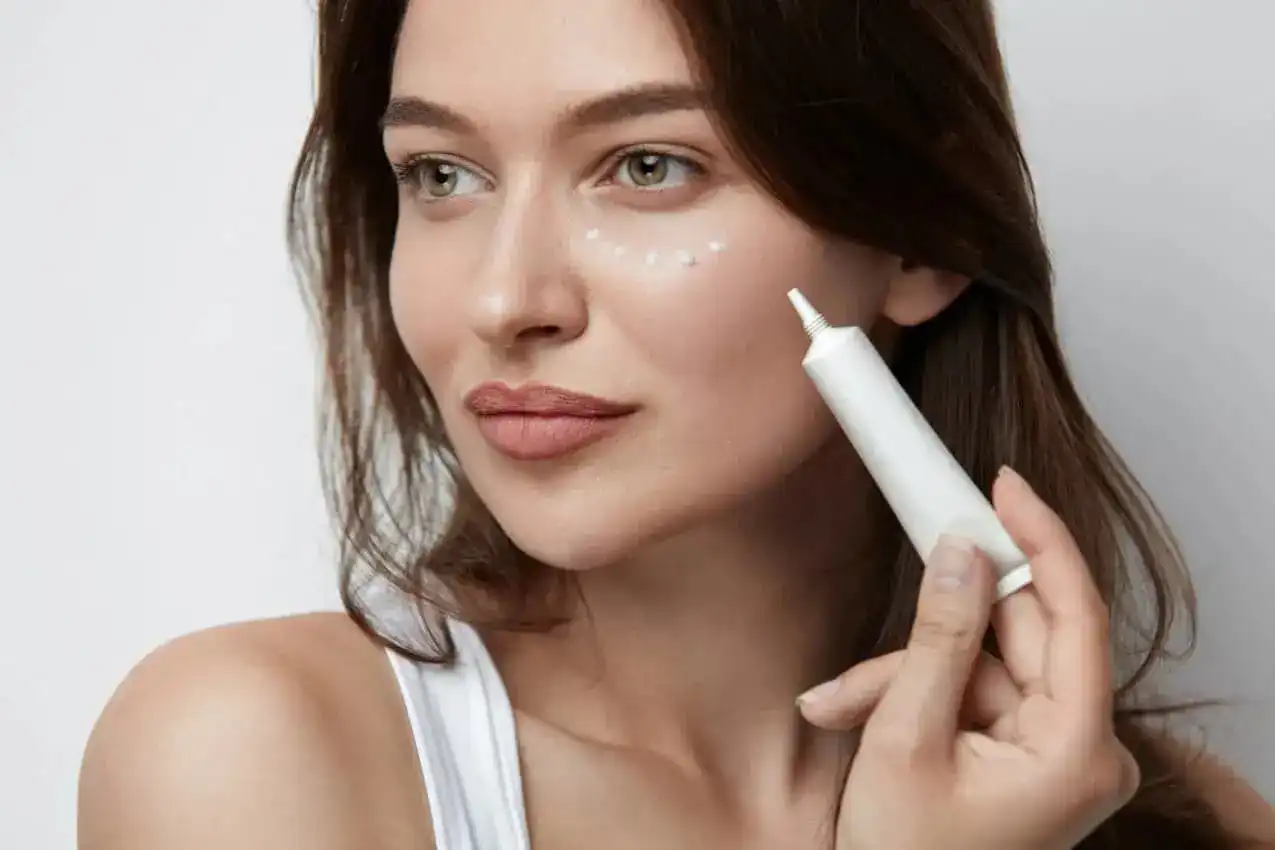 Мъчат ви тъмни кръгове под очите? Дерматолози посочиха какво наистина помага и кое е загуба на време