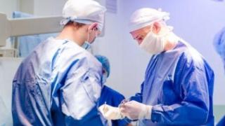 Изрязаха огромна буца коса и разлагаща се храна от стомаха на 3-г. момиченце