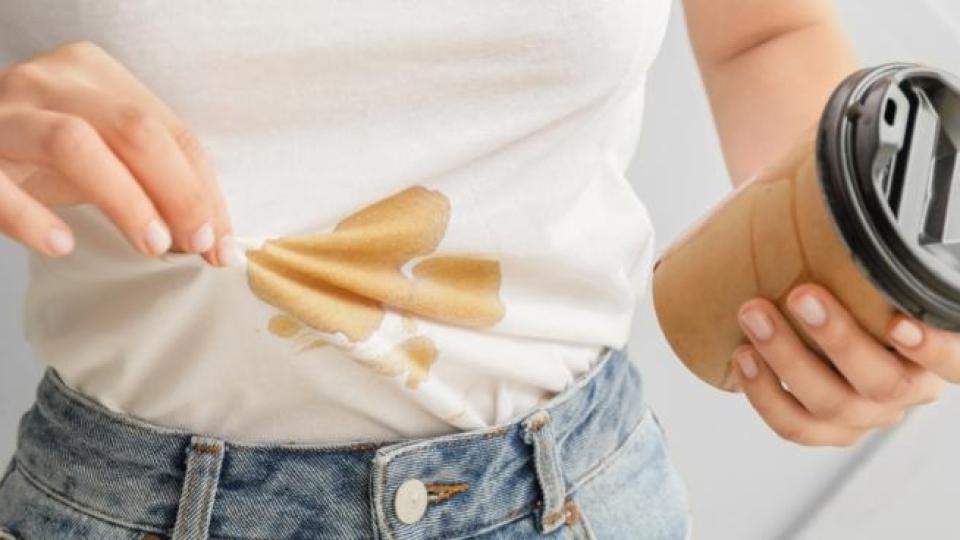 Петната от кафе ще изчезнат дори от бяла дреха, нанесете ли това