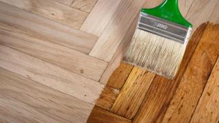 Трик от 50-те години възстановява блясъка на дървения под