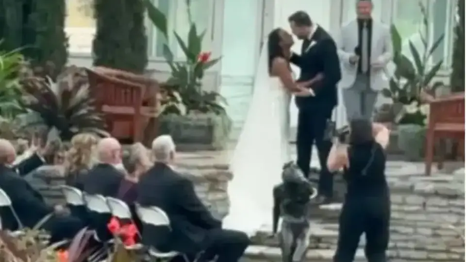 Фотографка прекъсна първата целувка на младоженците с неочаквано падане във фонтаната Видео