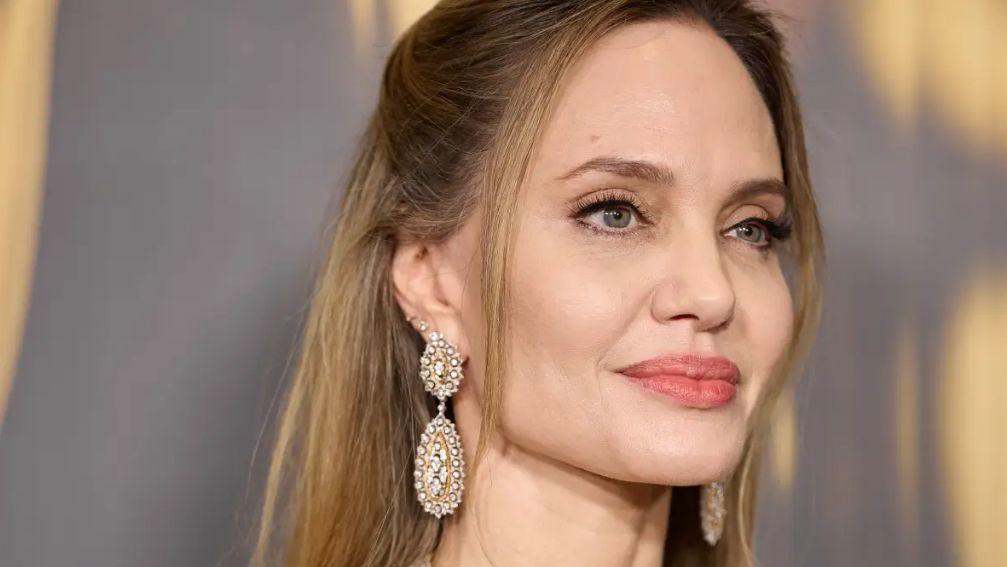 Анджелина Джоли смая с визия, неузнаваема е! Снимки