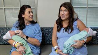 Близначки забременяха по едно и също време, а 9 месеца по-късно...