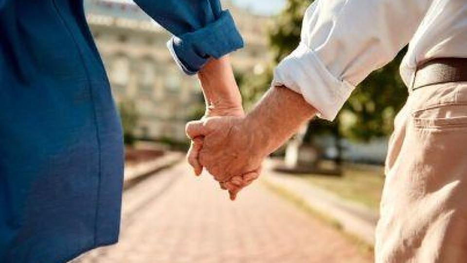 25-годишна си хвана за гадже 76-г. дядо и посочи най-големия недостатък на връзката им