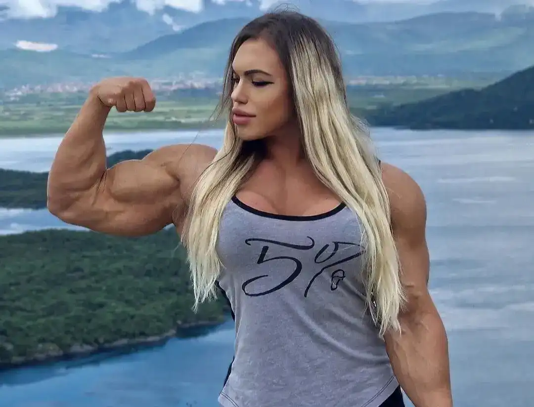 Наталия има лице на ангел, а тяло на Хълк: Тежи 100 кг и е по-мускулеста от мъжа си Снимки