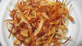 С този хитър трик пърженият лук ще стане неустоимо хрупкав