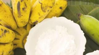 Смес от бананова кора и сода бикарбонат стана хит в интернет – ето какво върши у дома и в градината