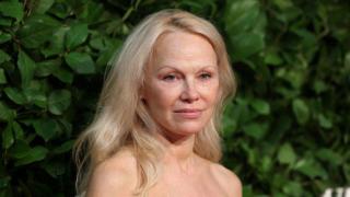 Памела Андерсън вече не е блондинка! ШОК на Седмицата на модата в Париж Снимка