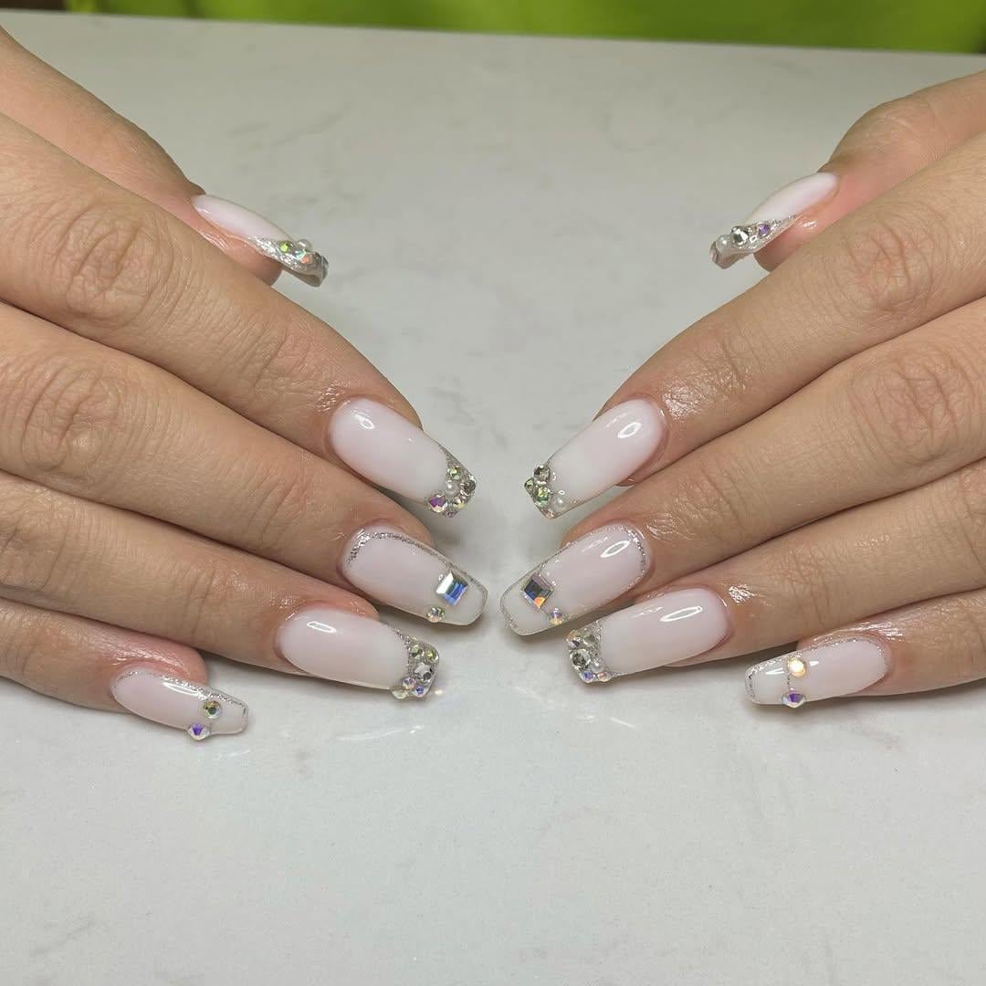 Френският маникюр се завръща с блясък и кристали Снимки