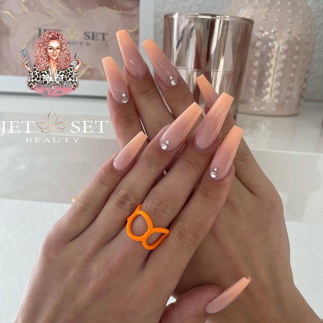 Френският маникюр се завръща с блясък и кристали Снимки