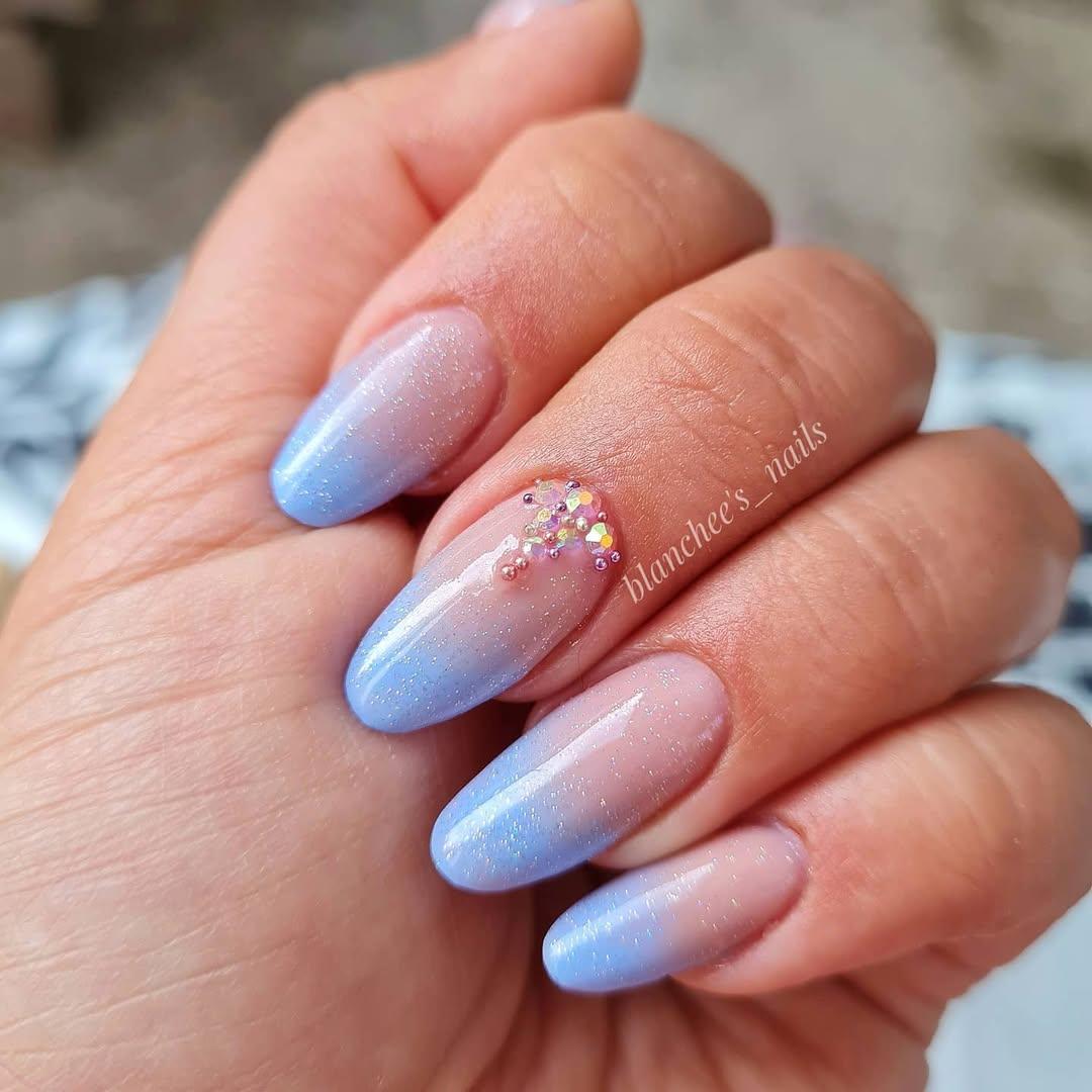 Френският маникюр се завръща с блясък и кристали Снимки