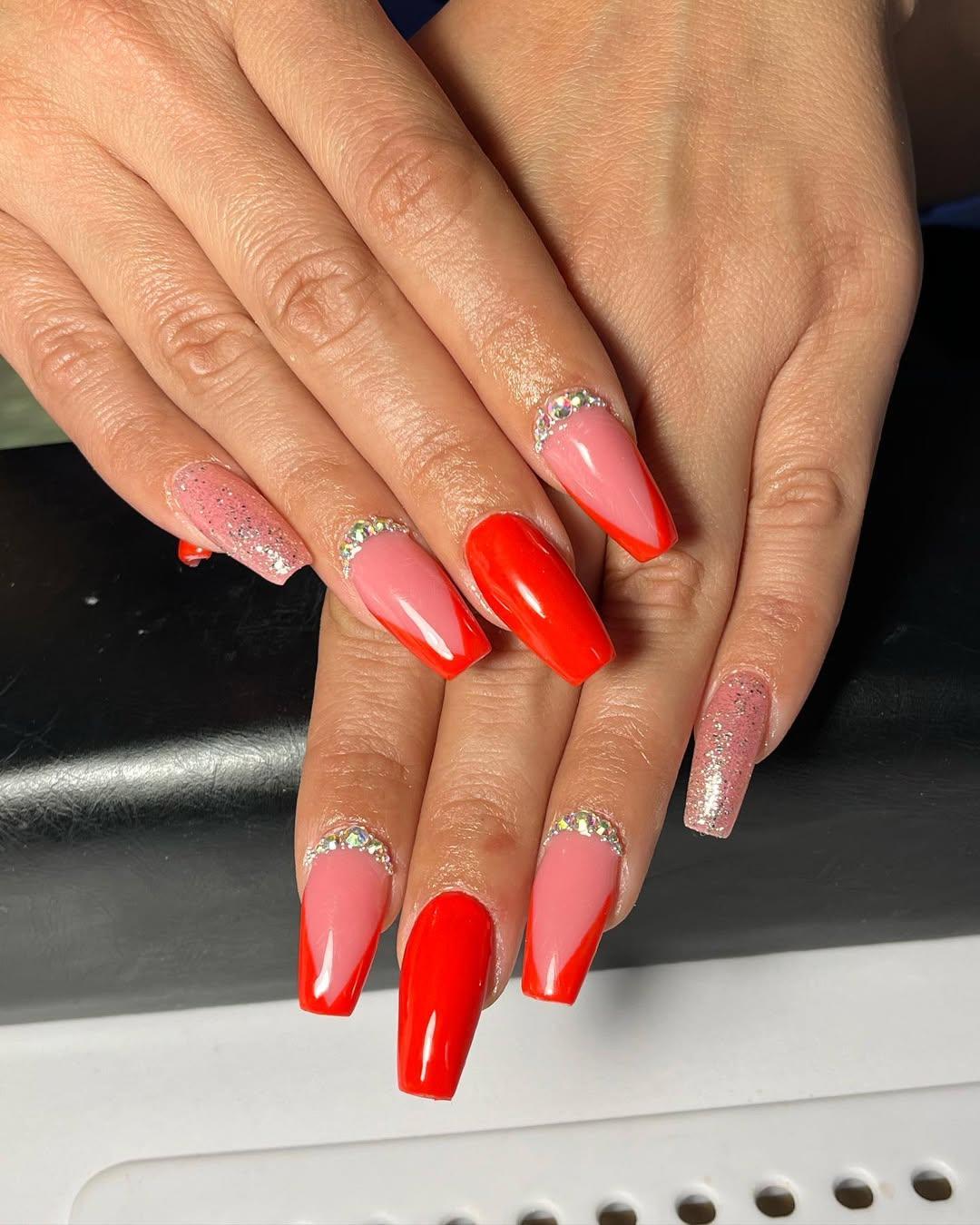 Френският маникюр се завръща с блясък и кристали Снимки