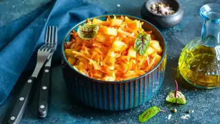 Чудна салатка с тиквички и зеле за зимата, свършва за минути