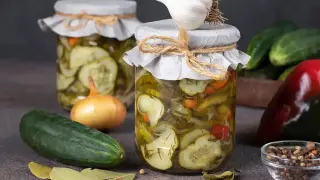 Тези мариновани краставички с лук свършват за минути